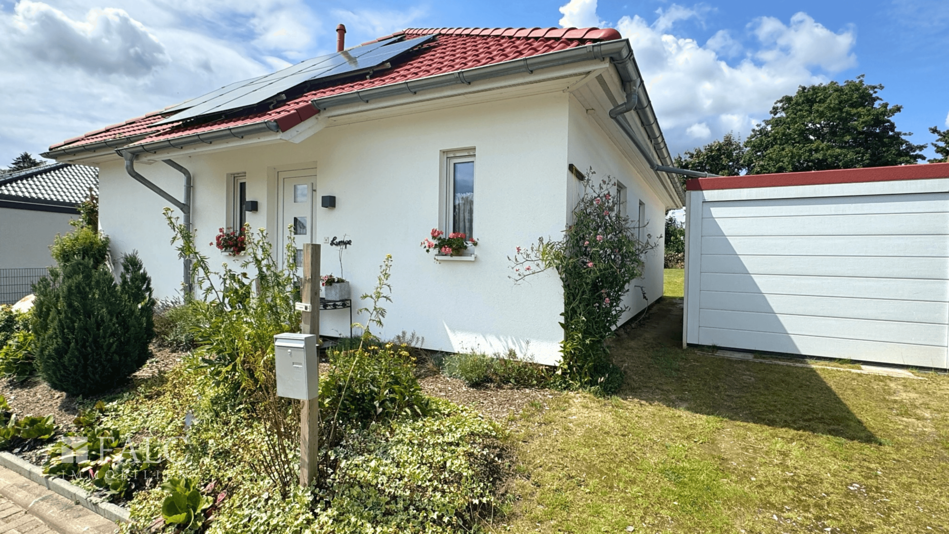 Hausansicht mit Garage